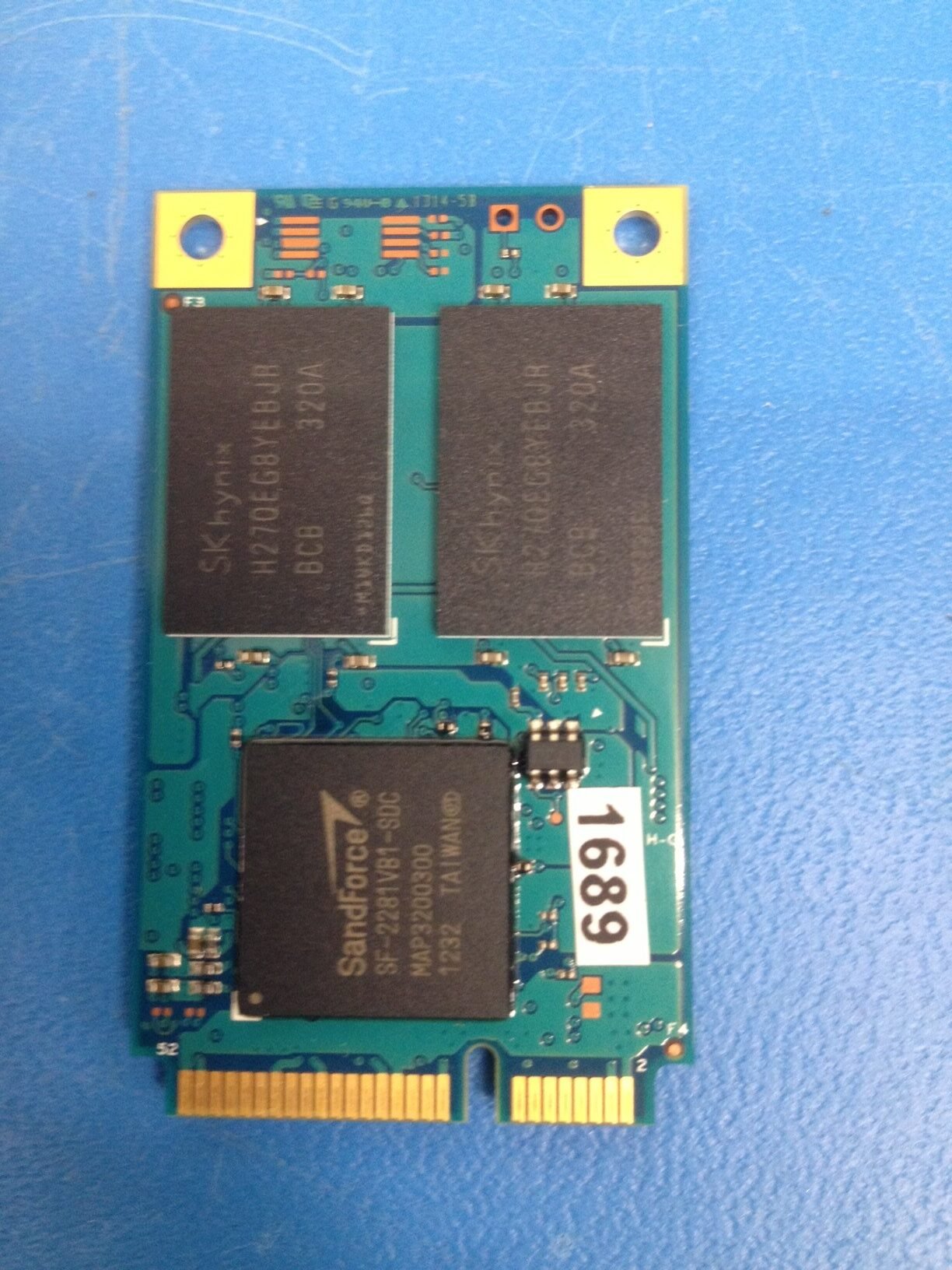 Unidad SSD mSATA en proceso de diagnóstico en laboratorio