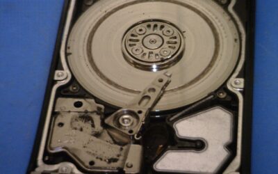 Terrible daño de superficie en una unidad SAS analizada en laboratorio